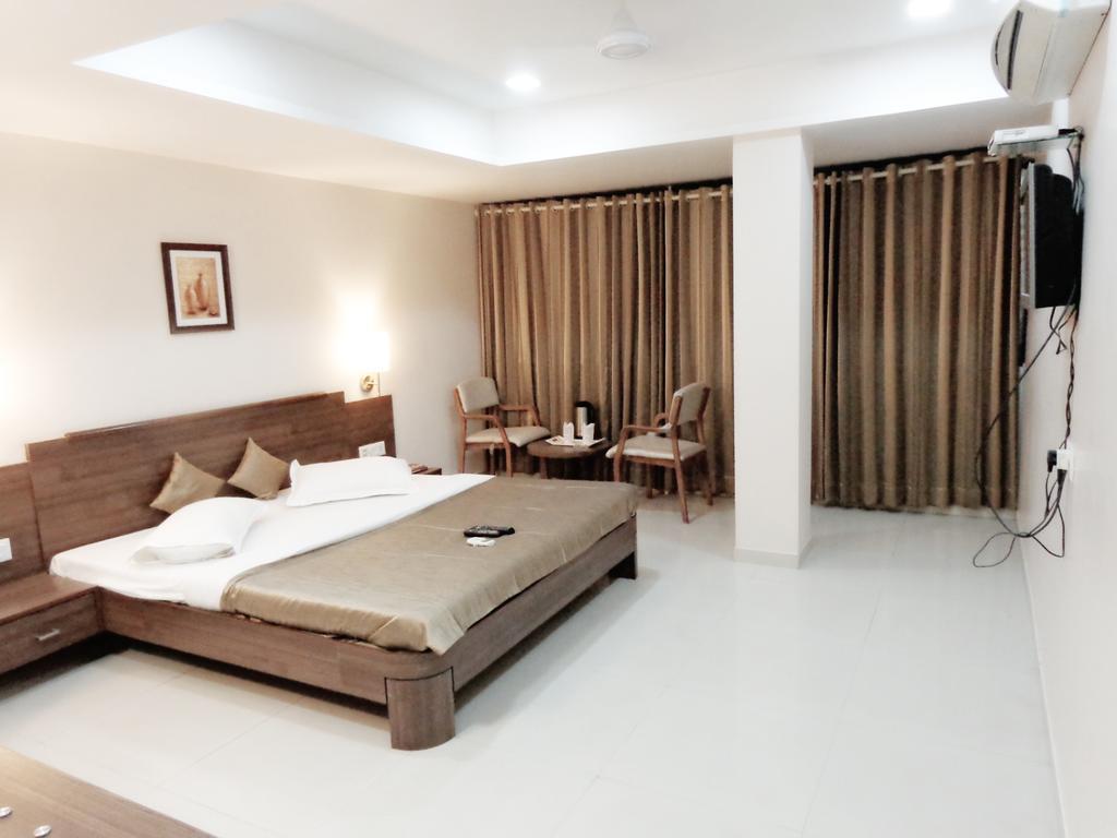 Hotel Classique Rajkot Rum bild