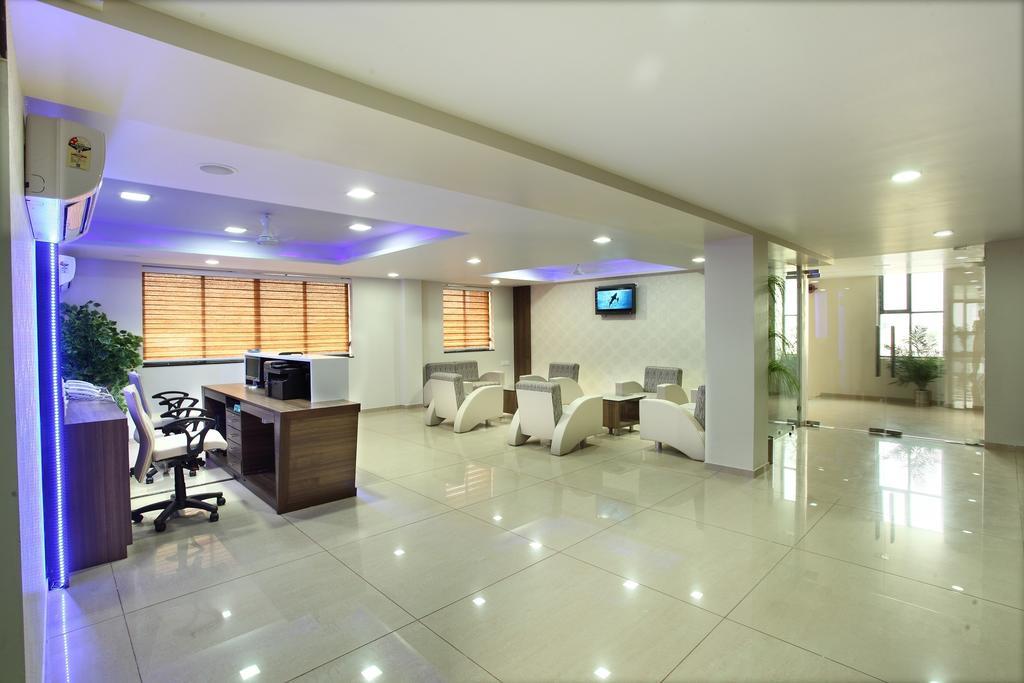Hotel Classique Rajkot Exteriör bild