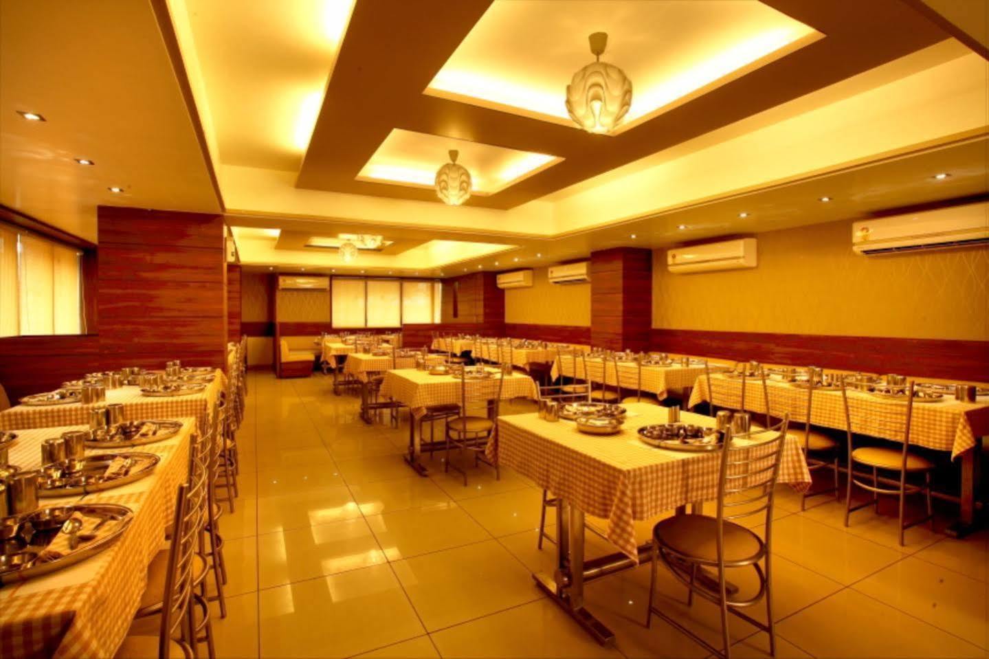 Hotel Classique Rajkot Exteriör bild