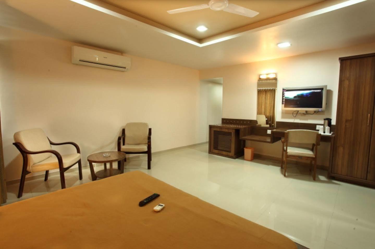 Hotel Classique Rajkot Exteriör bild